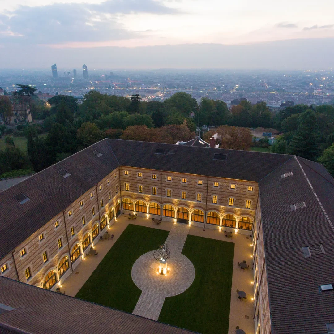 Le cloître du Fourvière Hôtel de nuit