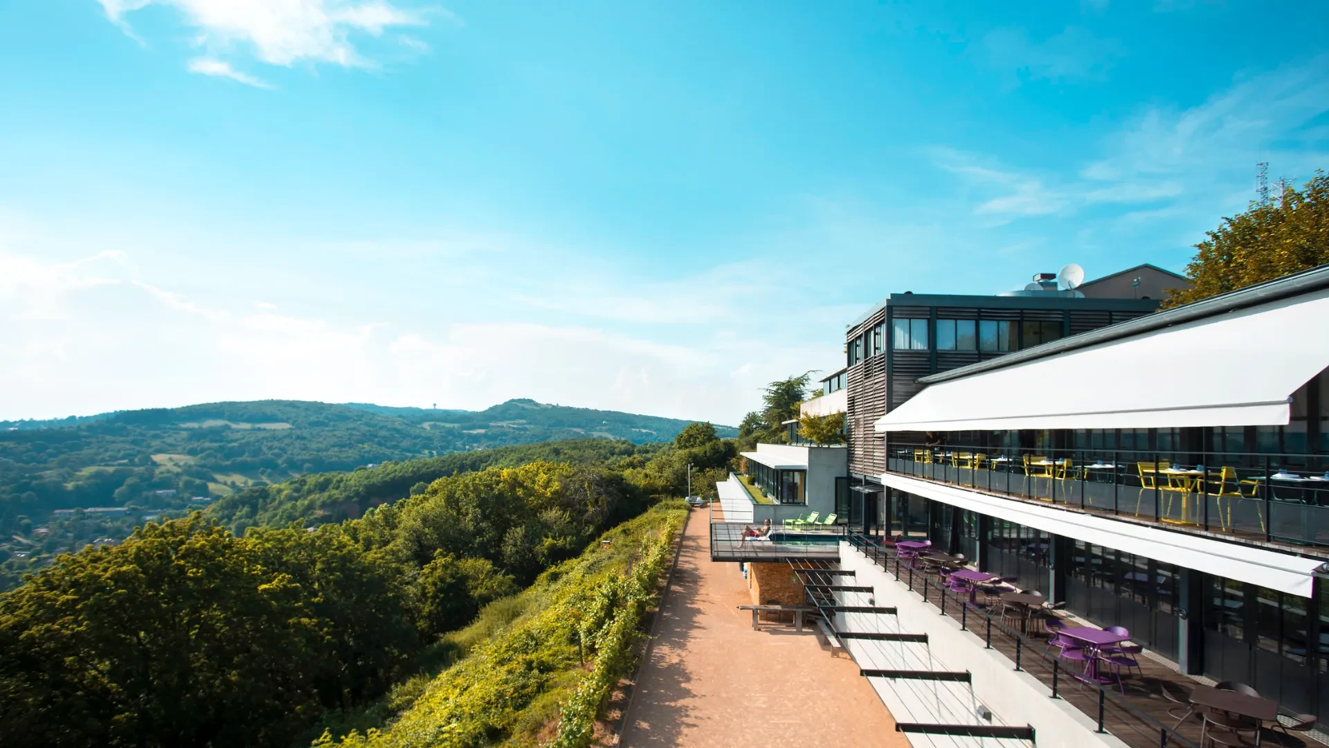 Hôtel moderne avec vue panoramique sur la forêt.