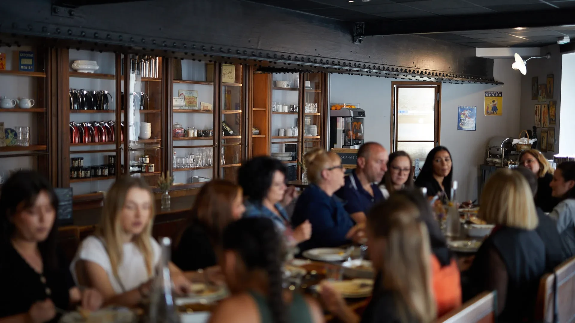 Groupe de personnes autour d'une table de restaurant.
