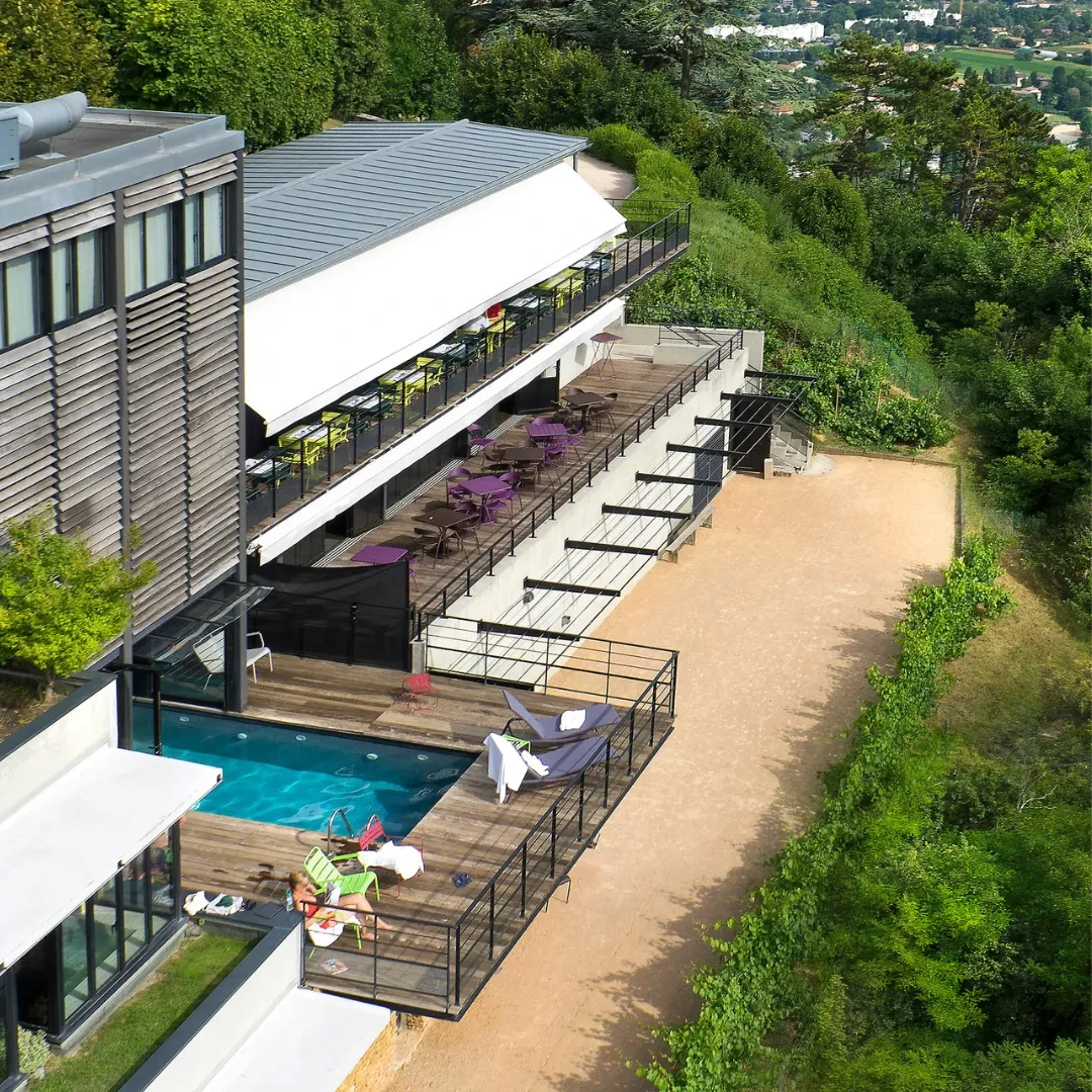 Terrasse moderne avec piscine intégrée et vue panoramique.