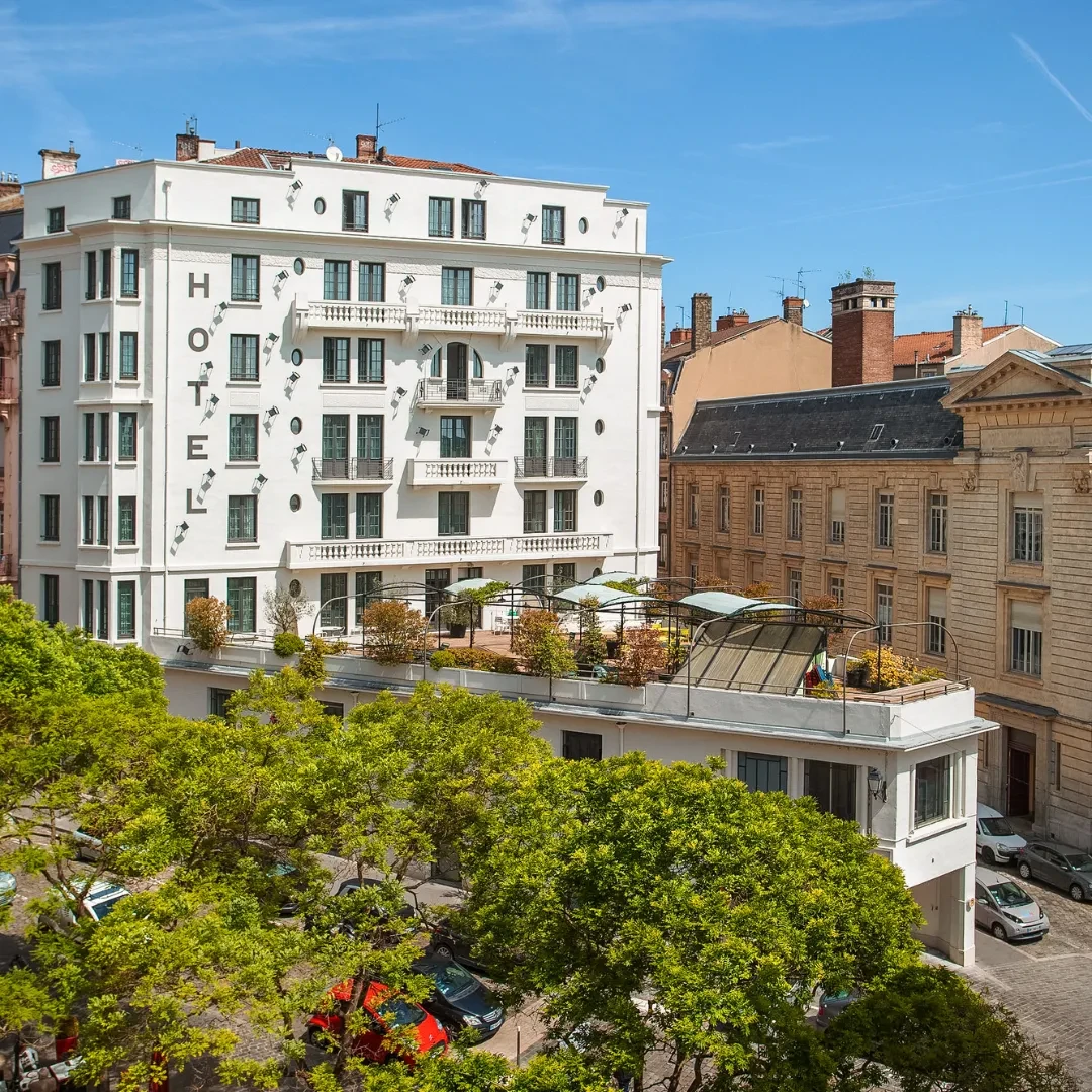 Hôtel moderne avec terrasse en ville.