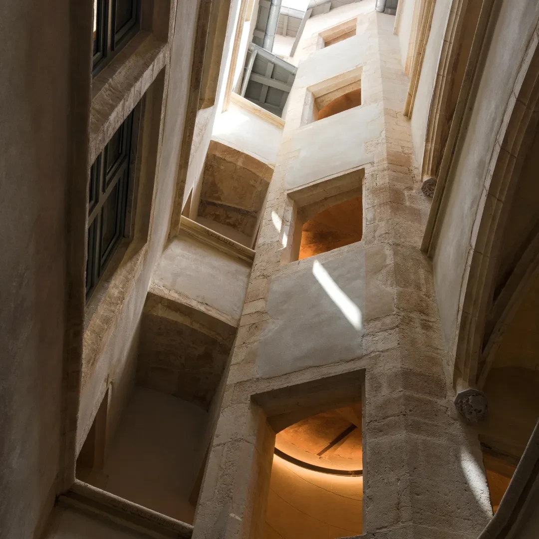 Intérieur lumineux avec fenêtres et lumière naturelle.