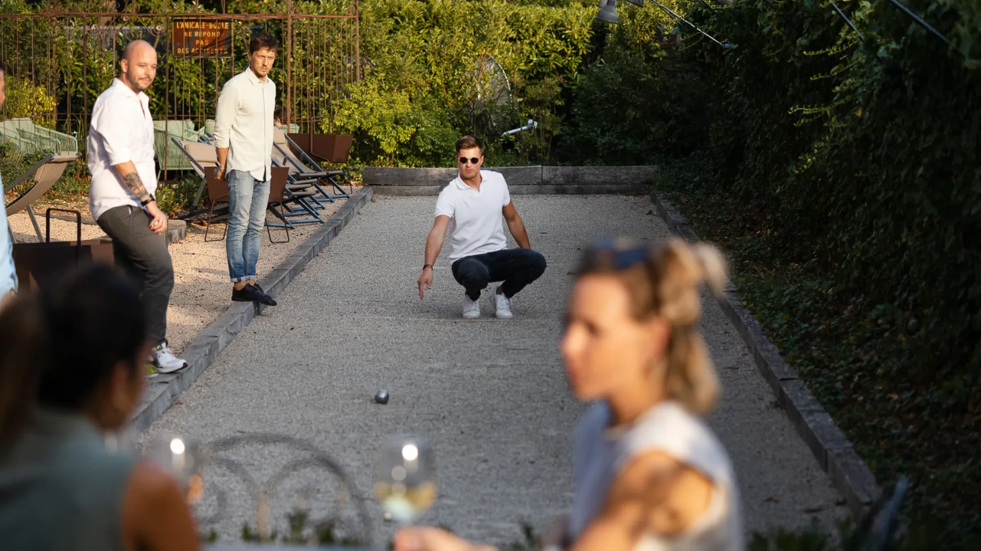 Partie de pétanque en plein air, joueurs concentrés.