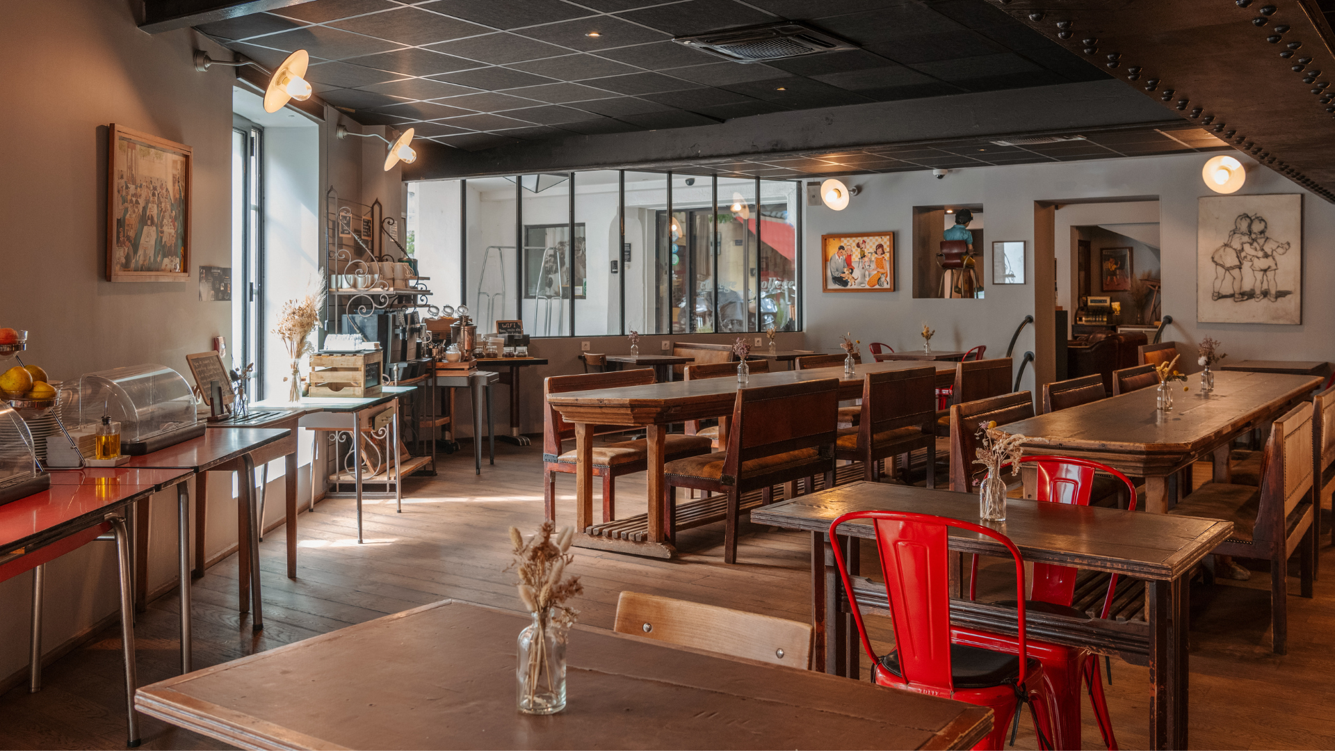Intérieur de café avec tables et chaises en bois.