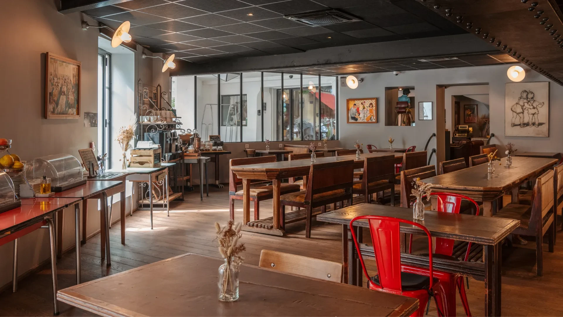 Intérieur de café spacieux avec tables en bois.