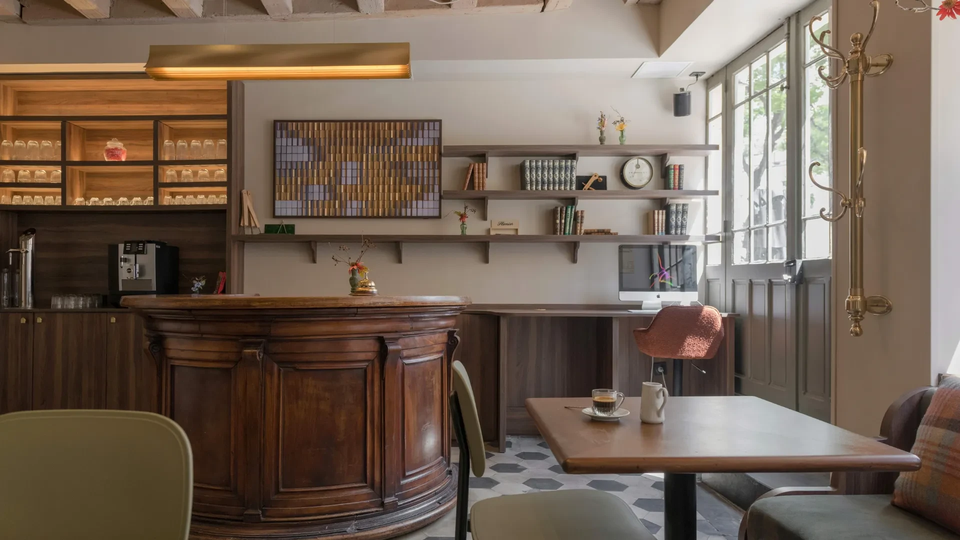 Intérieur rustique d'un café avec bureau moderne.