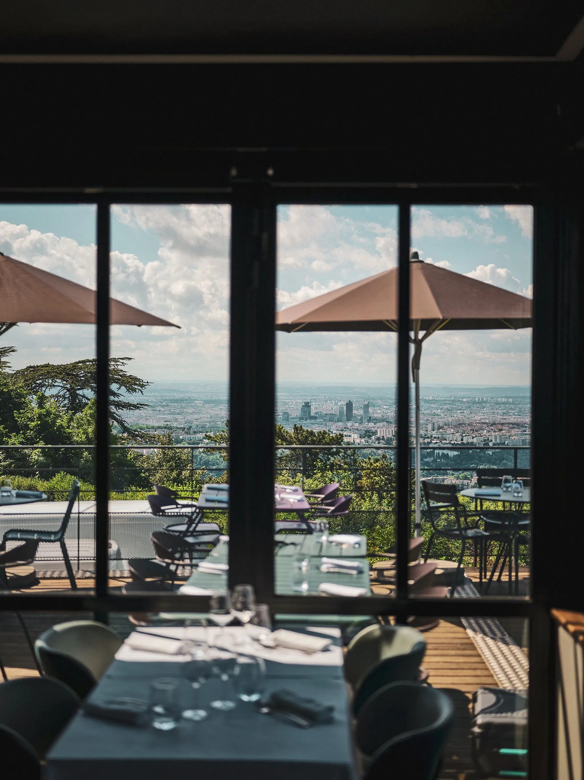 Vue d'une salle à manger panoramique.