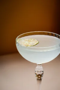 Cocktail avec tranche de citron vert